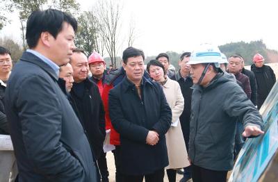 王永胡金云调研G351嘉鱼县朱砂至罗家洲新建公路工程