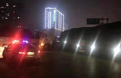 货车严重翻车，交警及时救援挽损失、除隐患