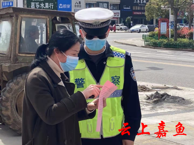  【文明嘉鱼】公安交警开展交通秩序专项整治 助力文明城市创建