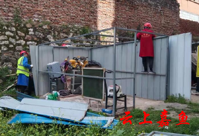  小湖社区拆除违章建筑净化社区环境