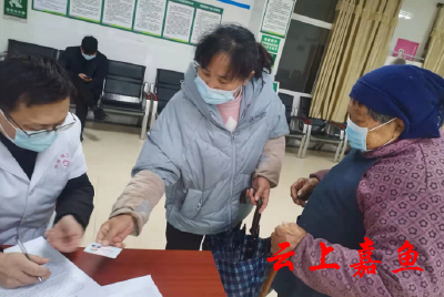 簰洲湾镇：接送老人打疫苗贴心服务暖人心