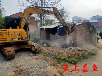 【文明嘉鱼】嘉鱼依法拆除发展大道旁14处违法建筑