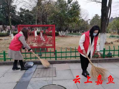 【文明嘉鱼】志愿服务中的“巾帼蓝”   