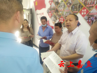 县信访局开展《信访工作条例》进社区宣传活动
