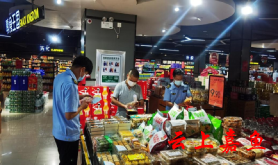 潘家湾市场监管所开展保障食品安全行动