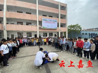 陆溪镇中心小学开展心肺复苏应急演练