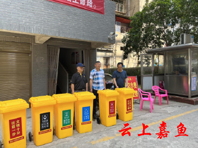 【下基层察民情解民忧暖民心】捐赠垃圾桶 实事暖民心