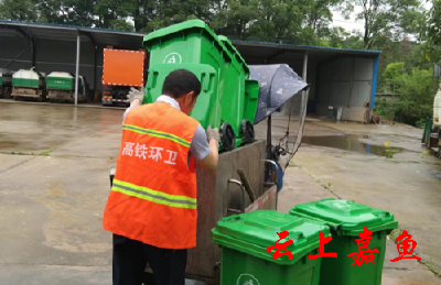 【文明嘉鱼】高铁岭镇集中更换垃圾桶 扮靓镇区环境