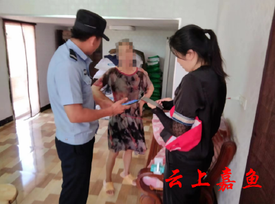 【文明嘉鱼】假警察正在行骗，嘉鱼公安民警及时阻止