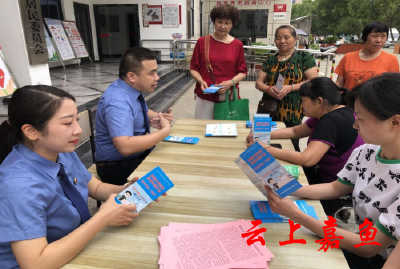 【下基层察民情解民忧暖民心】东街社区开展“打击整治养老诈骗”宣传活动