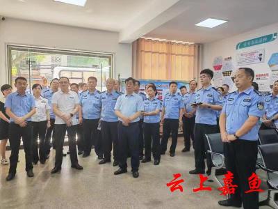 全市公安机关夏季治安打击整治“百日行动”现场拉练暨半年工作总结推进会与会代表来我县拉练检查