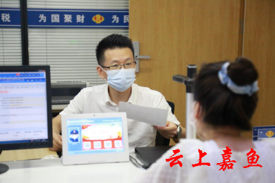 【下基层察民情解民忧暖民心】嘉鱼县税务局：“一把手走流程”当好“店小二”服务