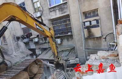 【文明嘉鱼】嘉鱼拆违行动持续发力 助力老旧小区“换新颜”