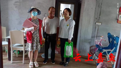 【文明嘉鱼】樱花社区：物业公司中秋为困难住户送温暖