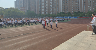 喜迎二十大 强国复兴有我 向国旗敬礼——嘉鱼县实验中学举行主题升旗仪式