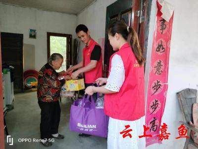 【文明嘉鱼】陆溪镇邱家湾村开展“关爱老人 情浓重阳”文明实践活动