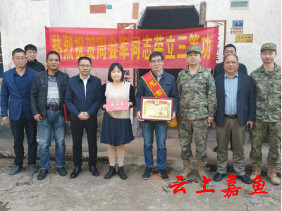 我县为立功受奖军人家属送喜报