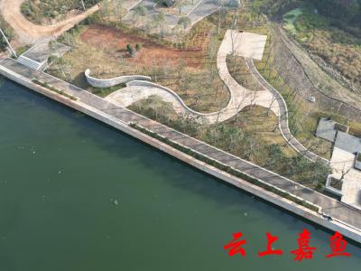 陆码河沿岸风景如画