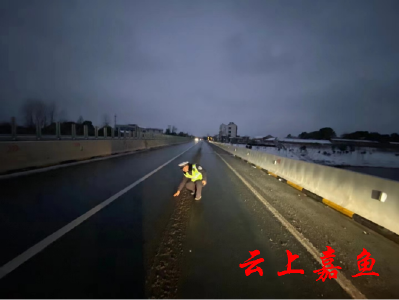 小年遇雪“警”嘉鱼公安温暖守护