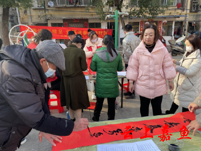 【新春走基层】鱼岳镇小湖社区开展“墨香浓年味足送福送春联进社区”主题活动