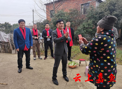 【文明嘉鱼】官桥镇爱心企业看望福利院老人
