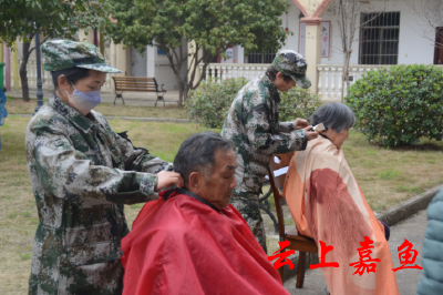【文明嘉鱼】县人武部组织基干民兵开展学雷锋志愿服务实践活动
