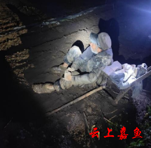 老人走失未归 民警冒雨连夜寻找