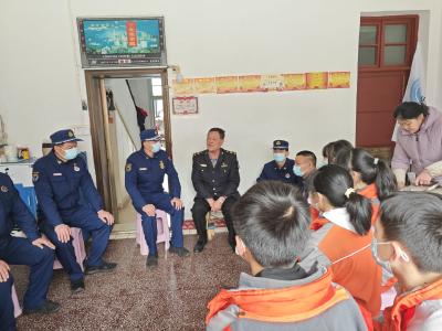 【文明嘉鱼】县消防救援大队联合簰洲湾镇开展“赓续红色基因、弘扬雷锋精神主题”志愿服务活动
