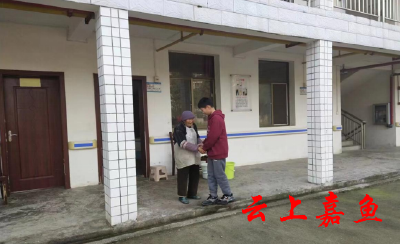 【文明嘉鱼】新街中学开展“学习雷锋好榜样 孝亲敬老我当先”志愿服务活动
