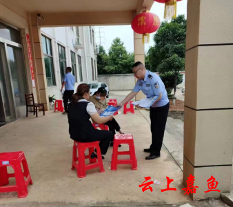 禁毒、反诈宣传进乡村 嘉鱼公安在行动