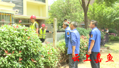 县城管执法大队依法拆除多地违规建筑