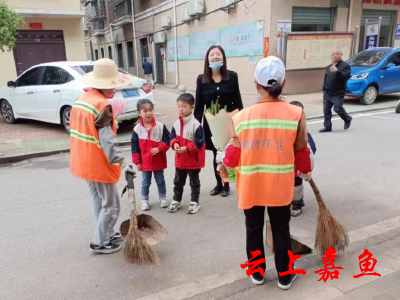 潘家湾镇：萌娃上街头 献花最美劳动者