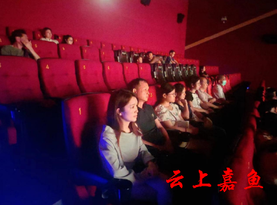县融媒体中心组织观看生态文明主题电影《浏阳河上》