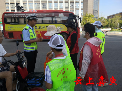 东街社区开展“入伏送清凉”公益活动