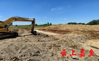 嘉鱼：园区四路道路工程获节点性突破