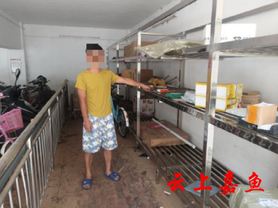 嘉鱼民警循线追踪找回“消失的包裹”