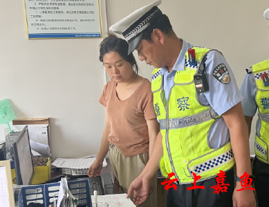 嘉鱼：守护不缺位交警来“敲门”