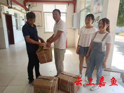 高铁岭镇石泉村：爱心水果送清凉