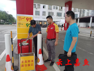 县科经局拧紧加油站“安全阀”