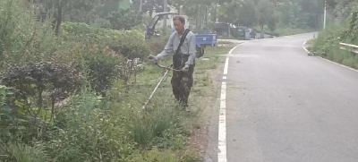 高铁岭镇九龙村：清理路边杂草 美化村庄环境