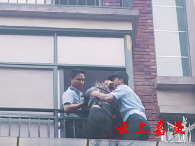 女子跳楼欲轻生 民辅警奋力拉回