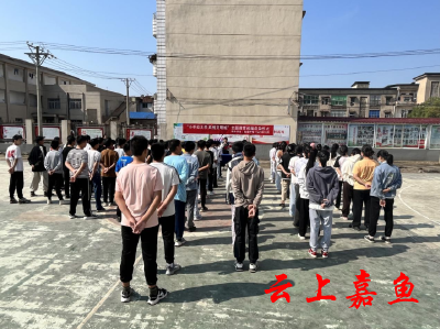 嘉鱼县陆溪中学开展“小手拉大手共创文明城”主题教育实践活动