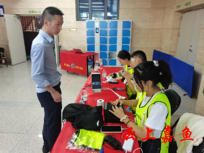 2023嘉鱼马拉松参赛物资有序发放中