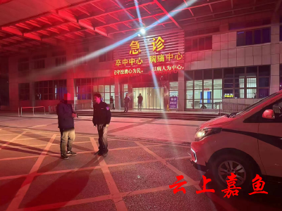 暖心！货车司机突发疾病 嘉鱼民警火速护送就医