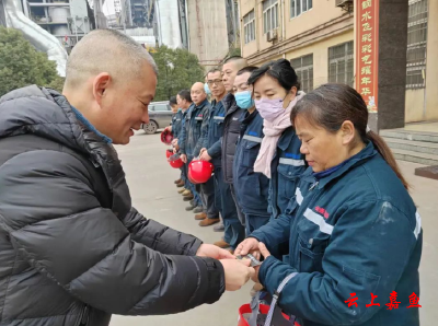 湖北金盛兰工会慰问残疾职工和困难职工