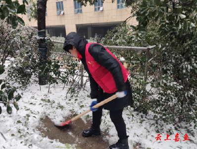 【文明嘉鱼】鱼岳镇南街社区开展“以雪为令、踏雪而行”活动