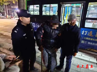 九旬老人寒夜乘车迷路嘉鱼警民协助送其回家