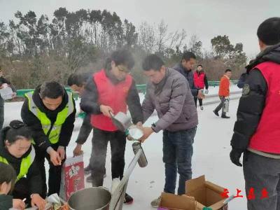 天冷人心暖！红马甲为滞留司机送上“元宵”