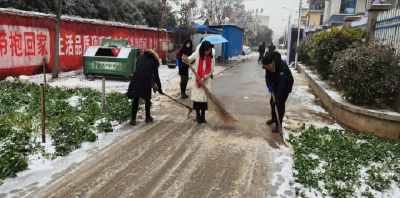 【文明嘉鱼】潘家湾镇：应对低温雨雪天气 铲雪除冰保畅通