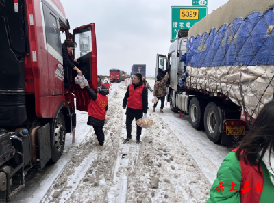 【防范应对新一轮低温雨雪冰冻天气】暖心！潘家湾镇干部群众为滞留高速乘客送物资